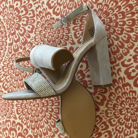 Steve Madden crystal NWOB size 8.5m 4 heel. Cream color with silver crystals. - Picture 5 of 10